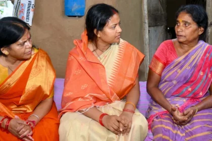 शहीद की माताजी से की आत्मीय भेंट, अंत्योदय कार्ड जारी करने के दिए निर्देश