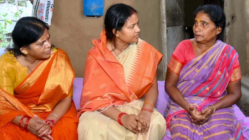 शहीद की माताजी से की आत्मीय भेंट, अंत्योदय कार्ड जारी करने के दिए निर्देश