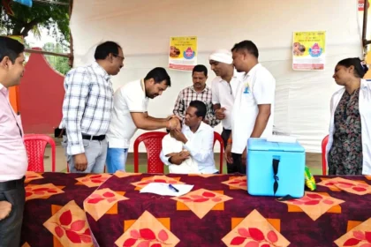 कलेक्टर, एसपी और नगर पालिका अध्यक्ष ने बच्चों को पिलाई पोलियो की खुराक