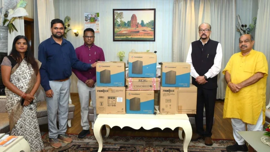 स्वेच्छानुदान मद से सुदूर वनांचल स्थित स्वामी आत्मानंद स्कूल, मांझीगुडा को 10 कंप्यूटर प्रदत्त