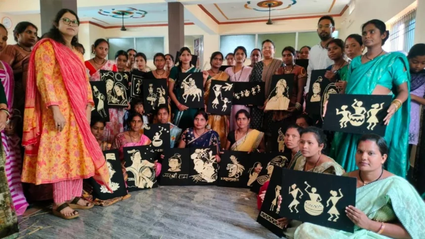 बलौदाबाजार में समूह की 40 महिलाओं को मिला धान और पैरा आर्ट का प्रशिक्षण