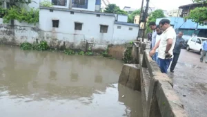 भारी बारिश के बीच निगम आयुक्त मैदान में, जलभराव वाले इलाकों का किया निरीक्षण 3 July 26 075