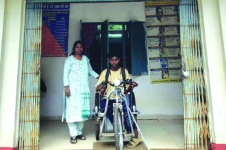 बैटरी चलित ट्राइसाइकिल ने विनय के आत्मनिर्भर सफर को दी नई रफ्तार