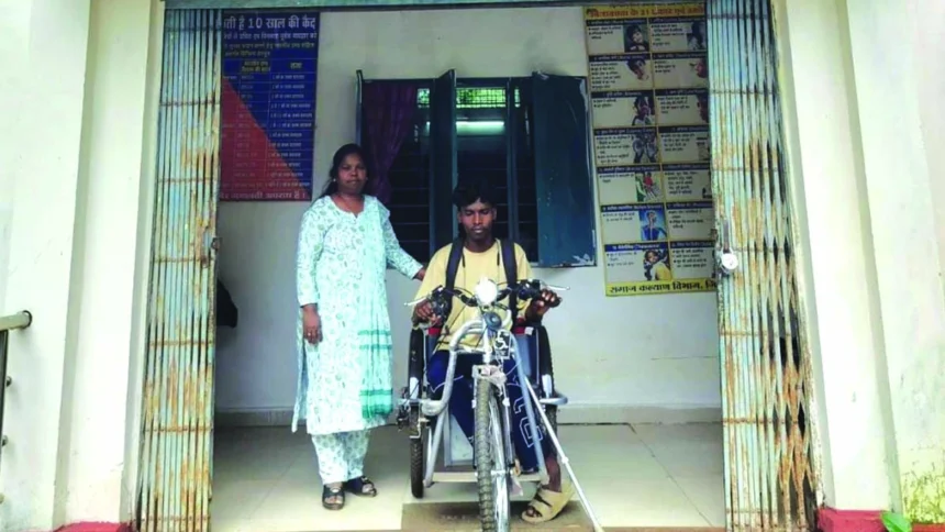 बैटरी चलित ट्राइसाइकिल ने विनय के आत्मनिर्भर सफर को दी नई रफ्तार