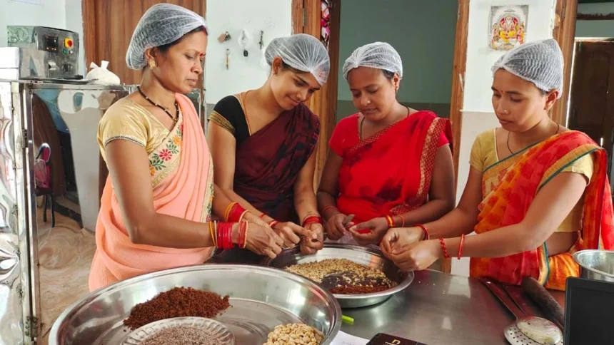महुआ ने बदली महिलाओं की जिंदगी