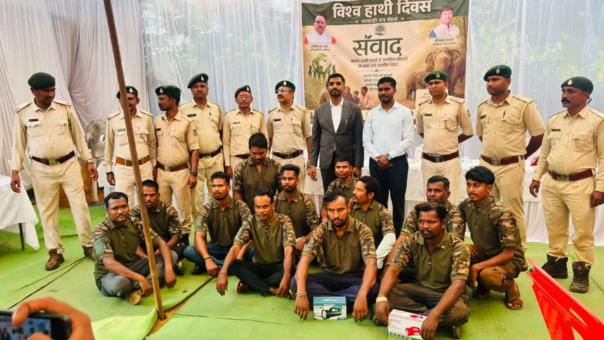 ‘गज संकेत’ ऐप का शुभारंभ, हाथी मित्र दल को टी-शर्ट और टॉर्च वितरित