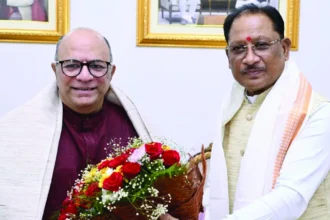 मुख्यमंत्री साय ने शॉल एवं प्रतीक चिन्ह भेंटकर किया आत्मीय अभिनंदन