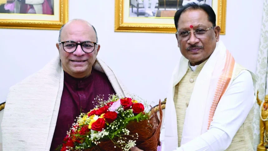 मुख्यमंत्री साय ने शॉल एवं प्रतीक चिन्ह भेंटकर किया आत्मीय अभिनंदन