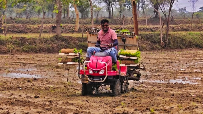 धान की बेहतर आय को खेती के आधुनिकीकरण में लगाया, 28 एकड़ में पैडी ट्रांसप्लांटर से कराई रोपाई