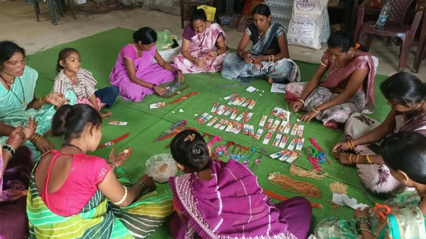 स्थानीय सामग्री से तैयार आकर्षक राखियां बनीं आय का जरिया