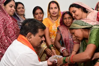 बिहान समूहों की दीदियों और 17 पशुपालकों को गुजरात के बनासकाठा के शैक्षणिक भ्रमण पर भेजा गया था