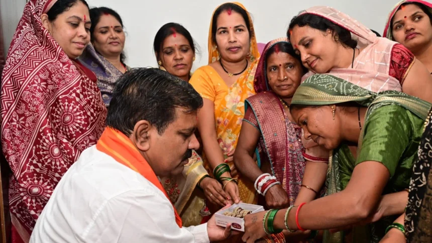 बिहान समूहों की दीदियों और 17 पशुपालकों को गुजरात के बनासकाठा के शैक्षणिक भ्रमण पर भेजा गया था