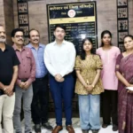 कलेक्टर छिकारा ने टैबलेट देकर बढ़ाया हौसला