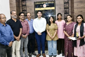 कलेक्टर छिकारा ने टैबलेट देकर बढ़ाया हौसला