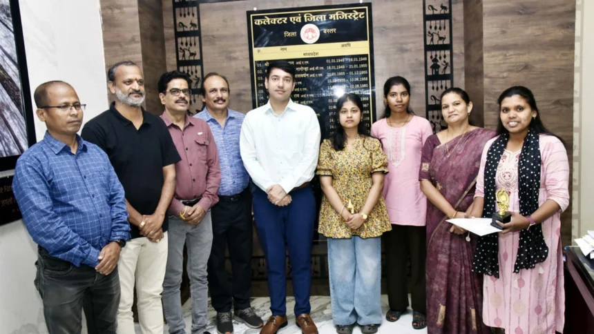 कलेक्टर छिकारा ने टैबलेट देकर बढ़ाया हौसला