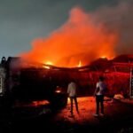 चलती बस बनी आग का गोला: जान बचाने खिड़कियों से कूदे यात्री, सामान जलकर खाक