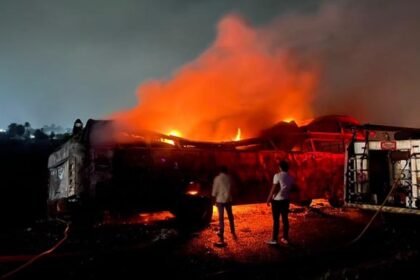 चलती बस बनी आग का गोला: जान बचाने खिड़कियों से कूदे यात्री, सामान जलकर खाक