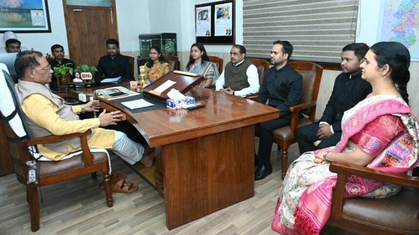 कर्तव्यनिष्ठ होकर जनसेवा एवं सुशासन के लिए जमीनी स्तर पर करें बेहतर कार्य : मुख्यमंत्री विष्णु देव साय