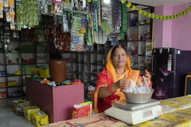 एक लाख रुपये के ऋण से शुरू किया किराना और सिंगार व्यवसाय