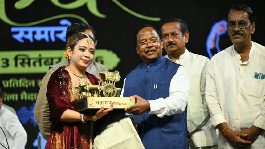 महाराजा चक्रधर सिंह की कला साधना को किया नमन, पांचवें दिन के कलाकारों को स्मृति चिन्ह देकर किया सम्मानित