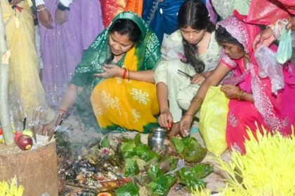 गृह ग्राम बीरपुर में ग्रामीणजनों के साथ विधि-विधान से की करम देव की पूजा-अर्चना, प्रदेशवासियों की सुख-समृद्धि की कामना
