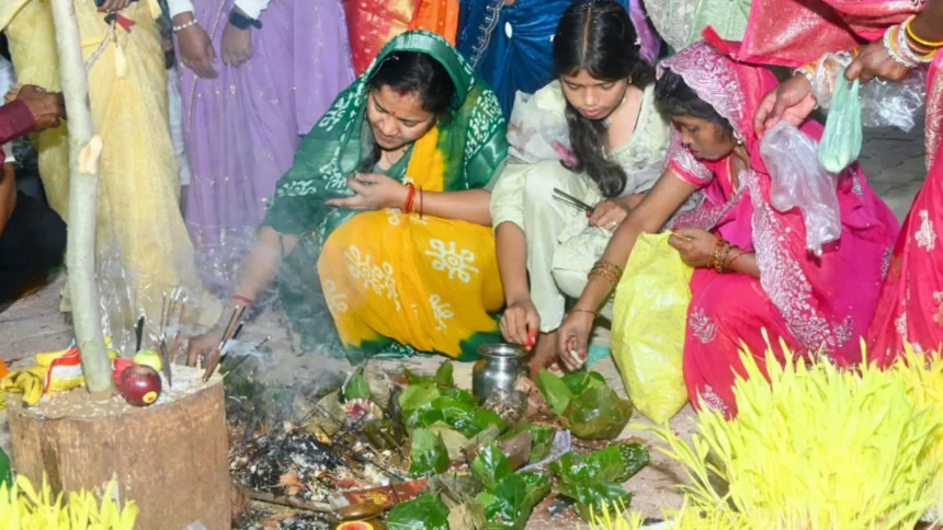 गृह ग्राम बीरपुर में ग्रामीणजनों के साथ विधि-विधान से की करम देव की पूजा-अर्चना, प्रदेशवासियों की सुख-समृद्धि की कामना