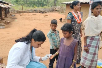 गर्भवती महिला समेत 4 गंभीर मरीजों की पहचान, तत्काल किया रेफर; कुआकोंडा के दुर्गम गांव में