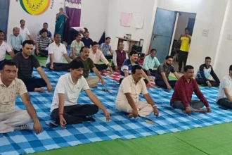 स्वस्थ शरीर और मानसिक शांति के लिए नियमित योग को जीवनशैली में अपनाने पर जोर