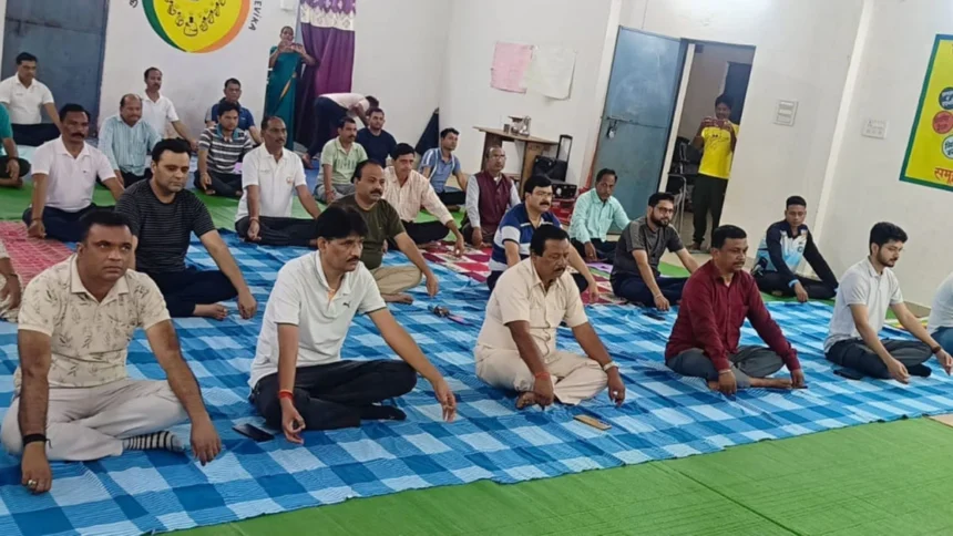 स्वस्थ शरीर और मानसिक शांति के लिए नियमित योग को जीवनशैली में अपनाने पर जोर