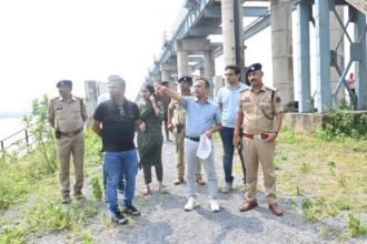 कलेक्टर-एसपी ने शिवरीनारायण पहुंचकर बैराज, पुल और प्रभावित क्षेत्रों का किया निरीक्षण