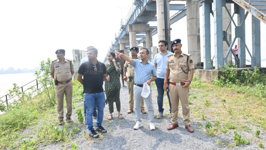 कलेक्टर-एसपी ने शिवरीनारायण पहुंचकर बैराज, पुल और प्रभावित क्षेत्रों का किया निरीक्षण