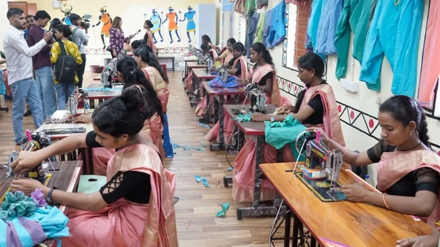 नक्सलवाद के प्रभाव से बाहर निकलकर नई राह पर बढ़ रहा बस्तर