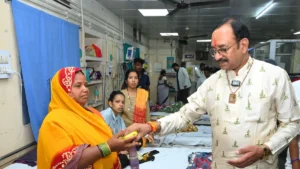 मरीजों के बीच पहुंचे योग आयोग अध्यक्ष संजय अग्रवाल
