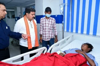 मरकाटोला घाट सड़क हादसे के घायलों और परिजनों से की मुलाकात, बेहतर उपचार के दिए निर्देश