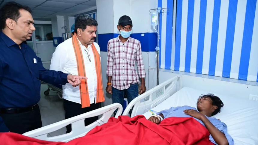 मरकाटोला घाट सड़क हादसे के घायलों और परिजनों से की मुलाकात, बेहतर उपचार के दिए निर्देश