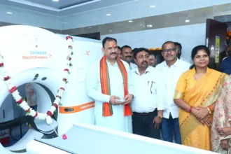 मरीजों के बीच मनाया जन्मदिन, अस्पताल में भर्ती मरीजों से मिलकर जाना हालचाल