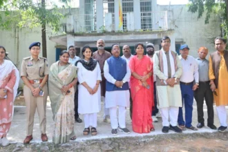 नेत्रहीन बच्चों की प्रतिभा से प्रभावित हुए प्रभारी मंत्री, संस्था को एक लाख रुपये की सहायता देने की घोषणा