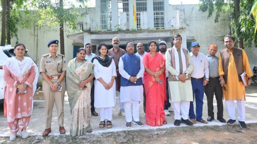 नेत्रहीन बच्चों की प्रतिभा से प्रभावित हुए प्रभारी मंत्री, संस्था को एक लाख रुपये की सहायता देने की घोषणा