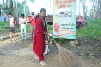 शिवनंदनपुर के हनुमान मंदिर परिसर में जनभागीदारी से चला सफाई अभियान