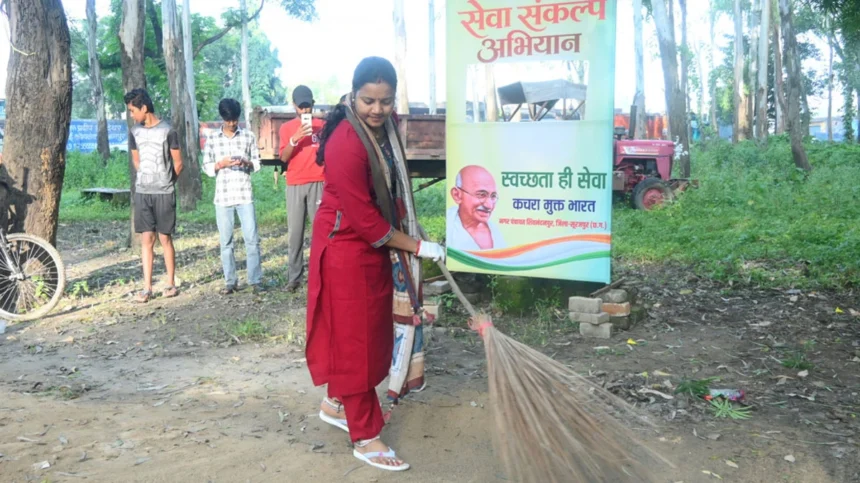 शिवनंदनपुर के हनुमान मंदिर परिसर में जनभागीदारी से चला सफाई अभियान