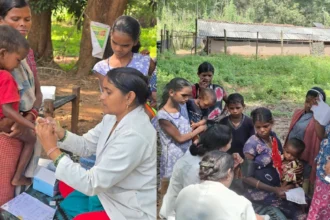 सेवा संकल्प अभियान की अनूठी पहल, 106 ग्रामीणों को मिला उपचार, जांच और योजनाओं का लाभ
