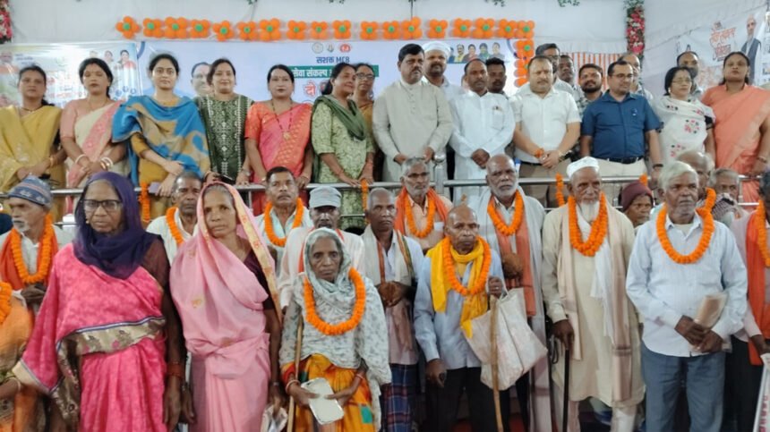 अंतर्राष्ट्रीय वृद्धजन दिवस पर शॉल-माला से सम्मान