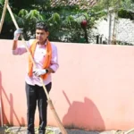 बलौदाबाजार में राजस्व मंत्री टंक राम वर्मा ने हाथों में उठाई झाड़ू