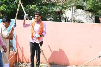 बलौदाबाजार में राजस्व मंत्री टंक राम वर्मा ने हाथों में उठाई झाड़ू