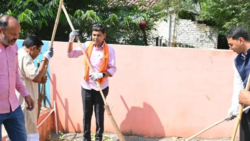 बलौदाबाजार में राजस्व मंत्री टंक राम वर्मा ने हाथों में उठाई झाड़ू