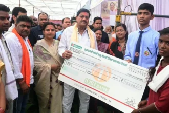 मेहनत से हासिल की सफलता, श्रमिक परिवार के मेधावी बच्चों को मिली शिक्षा के लिए प्रोत्साहन राशि
