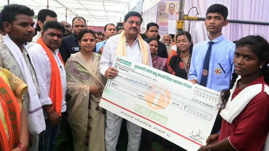 मेहनत से हासिल की सफलता, श्रमिक परिवार के मेधावी बच्चों को मिली शिक्षा के लिए प्रोत्साहन राशि