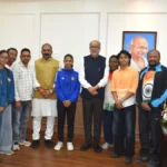 राज्यपाल रमेन डेका से प्रदेश के उत्कृष्ट खिलाड़ियों ने की सौजन्य भेंट