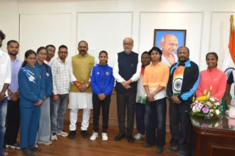 राज्यपाल रमेन डेका से प्रदेश के उत्कृष्ट खिलाड़ियों ने की सौजन्य भेंट