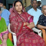 वृद्धजनों के साथ मंत्री लक्ष्मी राजवाड़े ने सुनी ‘मन की बात’